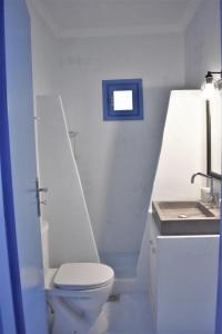 塞里福斯Arsinoi Apartments的白色的浴室设有卫生间和水槽。