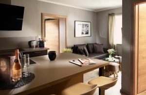 基茨比厄尔KitzHome City Apartments的厨房以及带桌子和沙发的客厅。