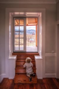 丰沙尔怀恩公寓的坐在楼梯上,从窗户望出去的孩子