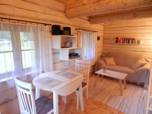 TepelväljaHaaviku Nature Cottage的客厅配有桌子和沙发