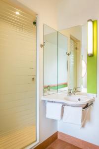 卡瓦永卡瓦永宜必思快捷酒店的一间带水槽和镜子的浴室