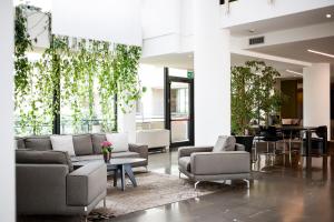 多索博诺维罗那机场会议及休闲酒店的大堂配有沙发、椅子和桌子