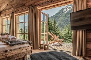 巴赫Benglerwald Berg Chaletdorf的卧室设有山景大窗户