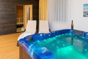 派克波特斯耐兹库鲁克尼布达酒店的一个带两把椅子的房间的热水浴缸