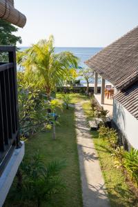 艾湄湾Bali Dive Resort Amed的通往海景房屋的路径