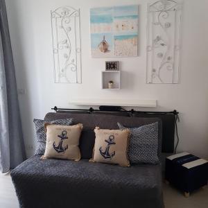 New cosy 1BR ap, 3 min walk to Eros beach Navodari的休息区