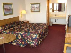 约克约克夏尔汽车旅馆的酒店客房配有一张床铺和一张桌子。