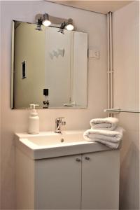 巴塞罗那贝哈尔旅馆的一间带水槽和镜子的浴室