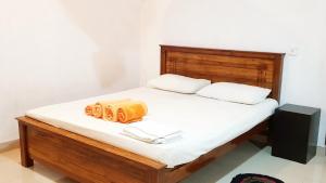 阿努拉德普勒Nimal's Home的一间卧室配有一张床,上面有两条毛巾