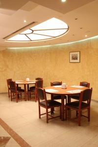 贝鲁特查尔斯酒店 的用餐室配有木桌和椅子