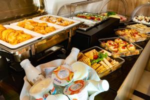 斯塔夫罗斯Fani Luxury Apartments Stavros的自助餐,包括多种不同的食物和饮料
