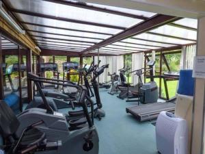 卡马森Pantglas Hall Holiday Lodges and Leisure Club的健身房设有一排跑步机和有氧运动器材