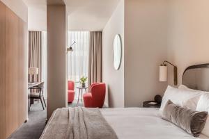 伦敦The Stratford Hotel London的配有一张床和一张书桌的酒店客房