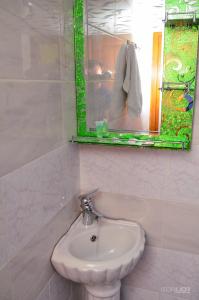 戈里斯Camp'in Goris的一间带水槽和镜子的浴室