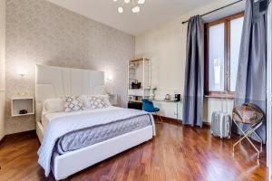 罗马Trevi Private Suites by Premium Suites Collection的卧室设有一张白色大床和木地板