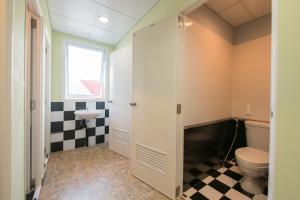 芭堤雅市中心辛迪旅舍的一间带卫生间和水槽的浴室