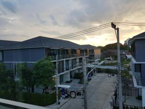 清迈Townhouse 5 mins from Central Airport plaza changmai的享有前面街道的建筑美景