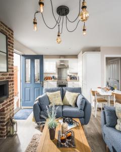 坎伯利Owlers Cottage的客厅配有沙发和桌子