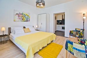 赫瓦尔Apartments Juric的一间带一张黄色大床的卧室和一间厨房