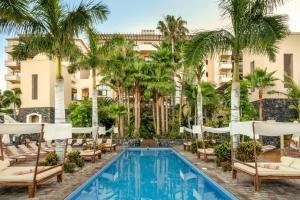 阿德耶文西西莱森拉普拉塔森德尔苏尔酒店的酒店游泳池设有躺椅和棕榈树