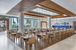 Amavi, MadeForTwo Hotels - Paphos餐厅或其他用餐的地方