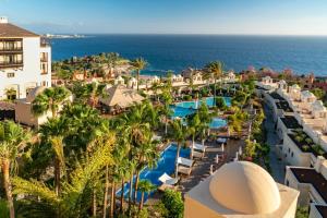 阿德耶文西西莱森拉普拉塔森德尔苏尔酒店的享有度假村和海洋的空中景致