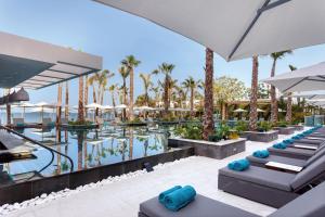 Amavi, MadeForTwo Hotels - Paphos内部或周边的泳池