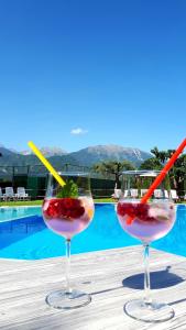 拉多夫吉卡Sport Manca Garni Hotel的两个酒杯坐在桌旁的桌子上