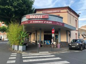 阿尔比Le Terminus d'Albi的街道拐角处的酒店