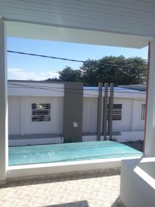 莱蒂西亚El Sol的透过窗户可欣赏到游泳池的景色