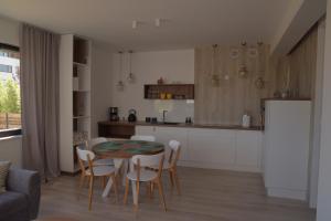 梅彻林基Kite Apart的厨房以及带桌椅的用餐室。