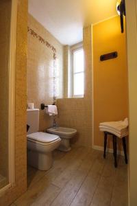 Premeno摩德诺酒店的一间带卫生间和水槽的浴室