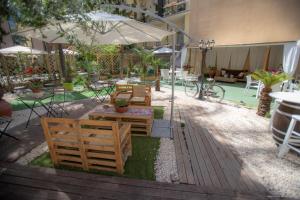 卡塔尼亚Sicily Luxury B&B的一个带桌椅和遮阳伞的庭院