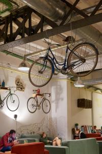 巴塞罗那巴塞罗那自行车旅舍的自行车挂在房间的天花板上
