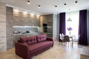 利沃夫AvalonRestApartments的客厅配有紫色沙发和桌子