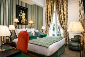 巴黎克里斯蒂娜驿站酒店的酒店客房设有床和窗户。