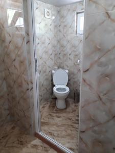Guest House Malkhaz Niguriani的一间浴室