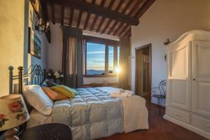 蒙泰穆尔洛Villa San Giorgio的一间卧室设有一张床和一个大窗户