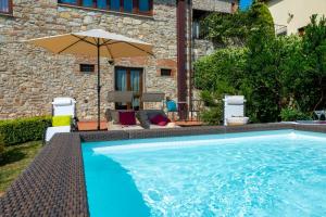 蒙泰穆尔洛Villa San Giorgio的一个带遮阳伞和椅子的游泳池