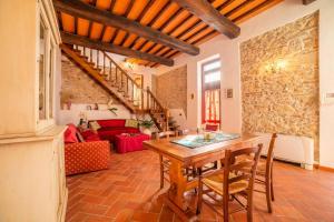 蒙泰穆尔洛Villa San Giorgio的客厅配有木桌和红色沙发