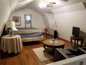 弗雷德里克斯堡Almond Cabin的一间卧室配有一张床、一张桌子和一张沙发