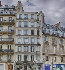 巴黎Hôtel Avama Prony的一座大型建筑的侧面设有窗户
