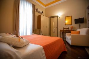 卡塔尼亚Sicily Luxury B&B的酒店客房,配有一张带橙色毯子的床