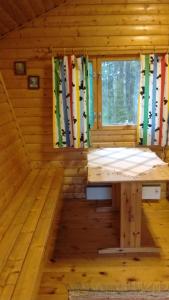SukevaLohirannan lomakylä的小屋内的一个房间,里面设有桌子