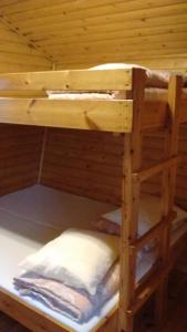 SukevaLohirannan lomakylä的木制客房内的一张木制双层床
