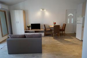 耶泽拉Apartments Sanja的客厅配有沙发和桌子