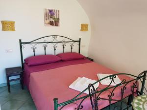马拉泰亚B&B nonnAngela的一间卧室配有一张红色床罩的床