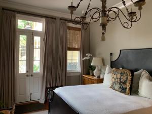 新奥尔良Terrell House Bed and Breakfast的一间卧室配有一张床和一个吊灯