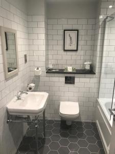 牛顿艾克利夫雷德沃斯大厅酒店 - 凯恩系列的白色的浴室设有水槽和卫生间。