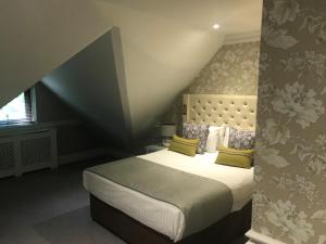 牛顿艾克利夫雷德沃斯大厅酒店 - 凯恩系列的阁楼上的卧室配有一张大床